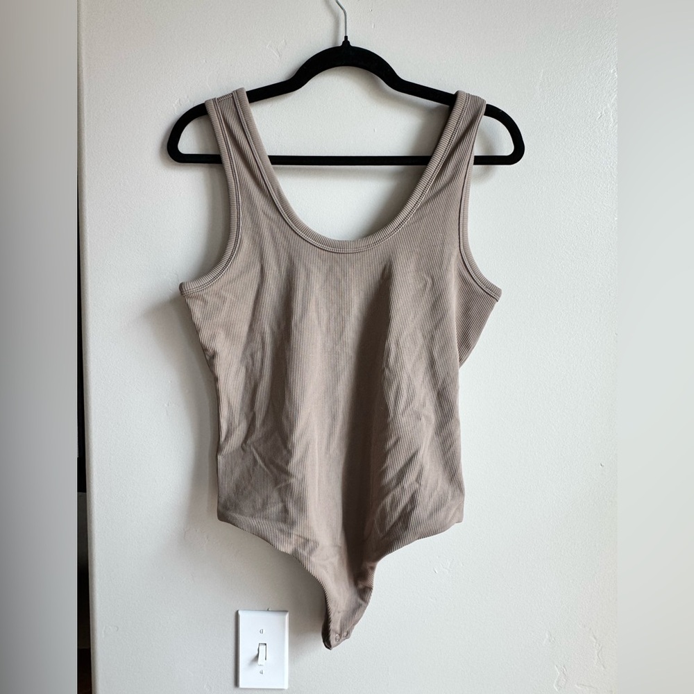 Nuuds Taupe Ribbed Tank Bodysuit Scoop Neck Clean Girl Capsule L Resortwear - Picture 2 of 5
